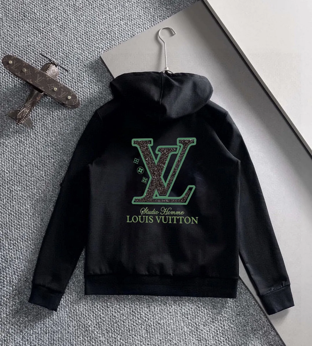 🅿️420 [LV Louis Vuitton] (Fat Man Gospel) hot-selling suit is coming. Focus on the original version of the official website. 2025 new hot-selling cardigan sweater suit. The original order is the best. 🇭🇰The meticulous work of top designers is dedicated to a fitting and perfect upper body effect. All-natural high-quality Roman cotton 100%, close-fitting comfort, noble and elegant! Original hardware embodies elegance and nobility! Counter size: M-5XL (maximum wear up to 220 pounds)